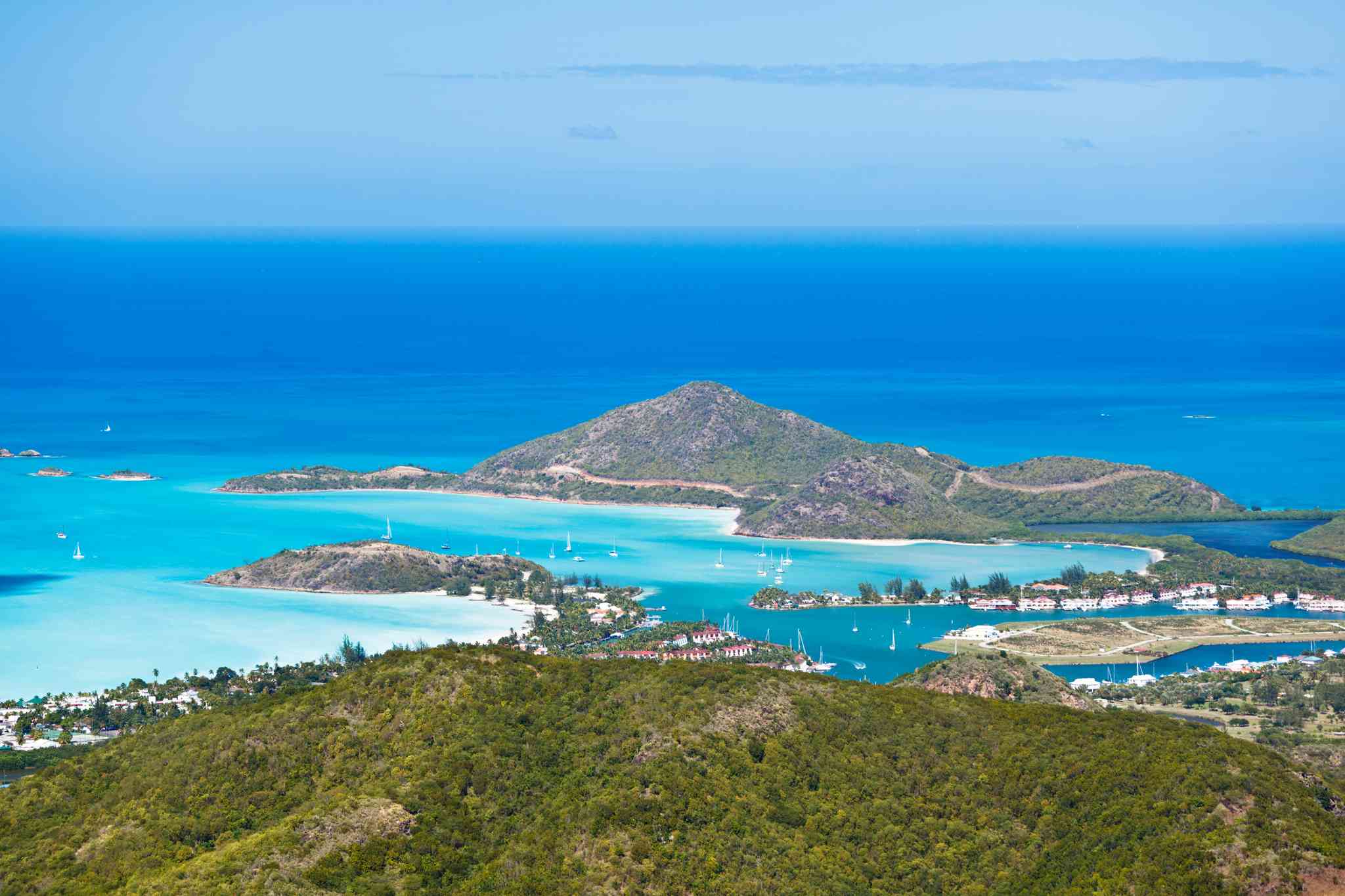Blick auf die Landschaft von Jolly Harbour - private Tagesreise von St. John's - Foto 2
